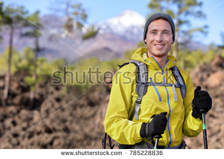 10 Rekomendasi Jaket Gunung Pria yang Keren Buat Sang Petualang