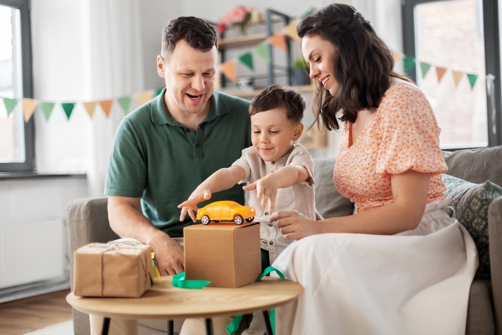 3歳の男の子が喜ぶ誕生日プレゼント 人気ランキングTOP10！メッセージ文例なども紹介！ | プレゼント＆ギフトのギフトモール