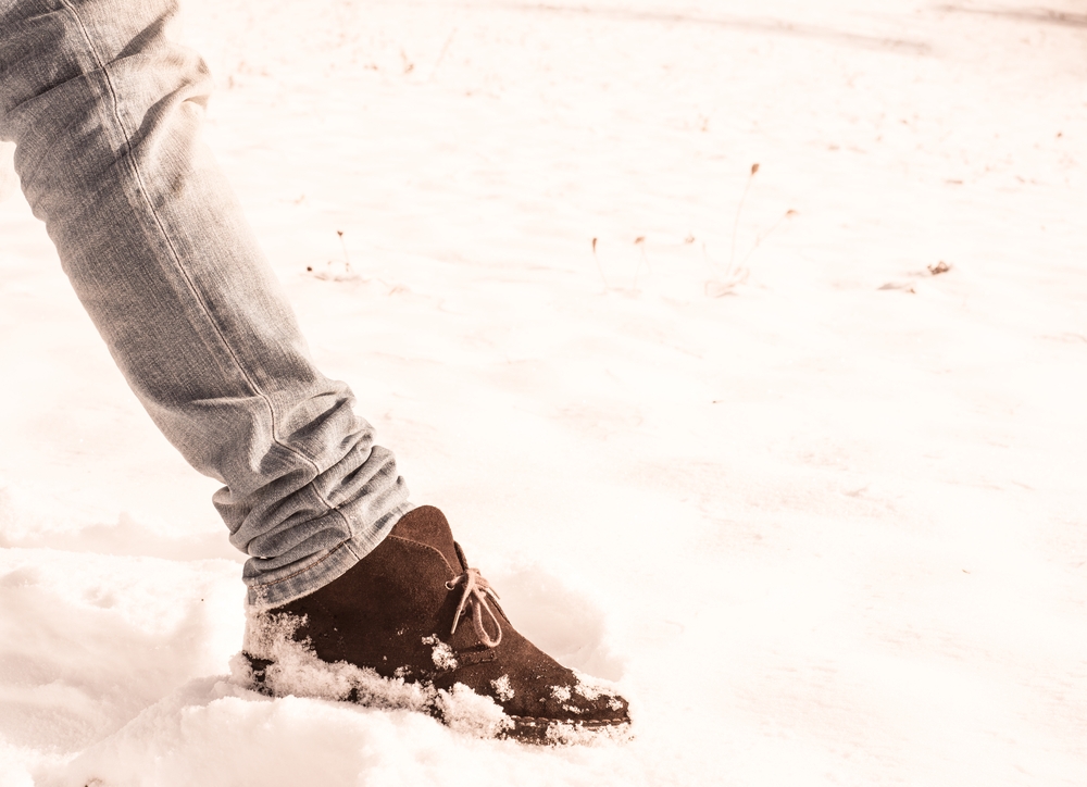 Walking snow rum перевод. Walking Snow rum. Человек в пустынных ботинках.