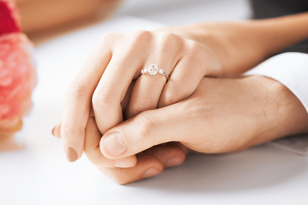 女性へのプレゼントに刻印できる指輪がおすすめ 記念日にはおしゃれなペアリングが人気 ベストプレゼントガイド