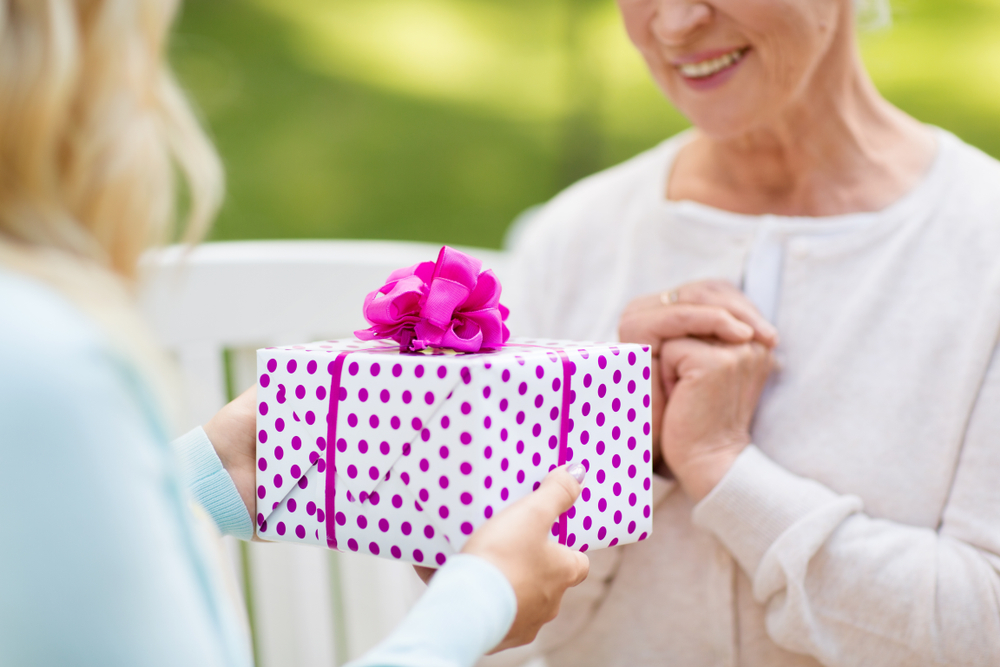 おばあちゃんが喜ぶ誕生日プレゼント 人気ランキング18選 実用的なものなど祖母がもらって嬉しいものを厳選 プレゼント ギフトのギフトモール