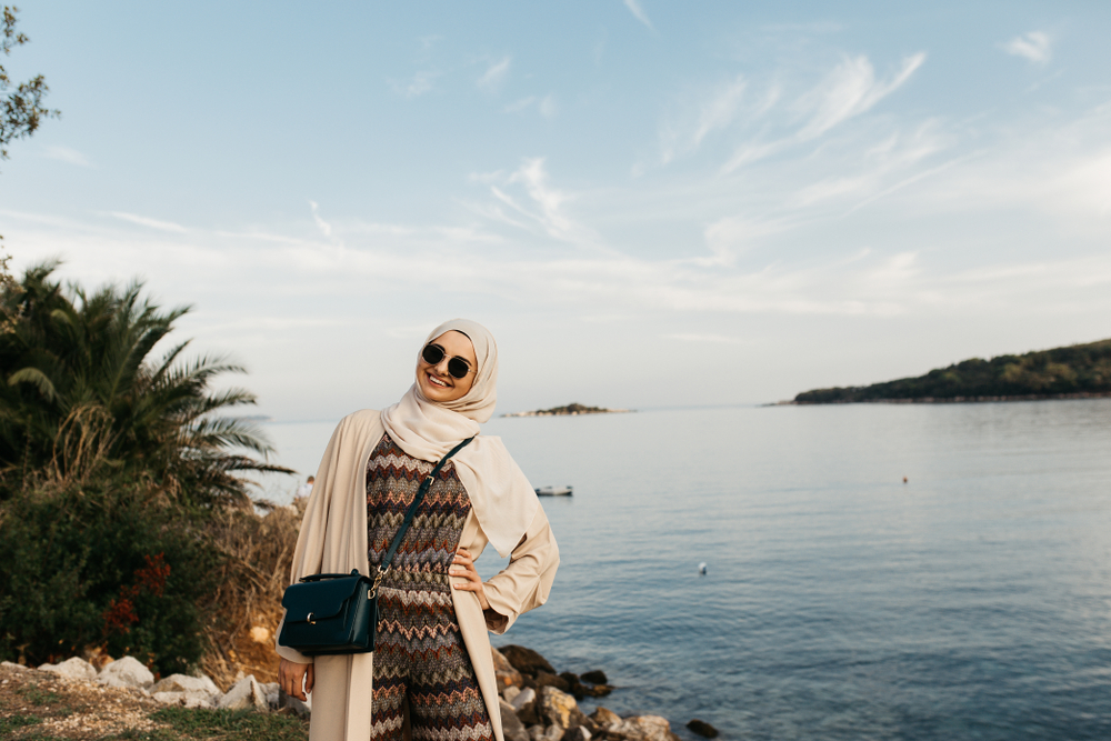 Berlibur di Pantai Tanpa Ribet dengan Style Hijab Simpel dan Chic, Cek