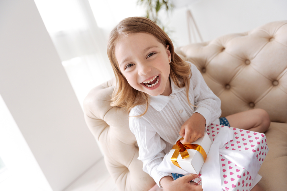 小学生の女の子へ贈る誕生日プレゼント 人気ランキング12選 低学年から高学年におすすめのおもちゃやアクセサリーを紹介 プレゼント ギフトのギフトモール