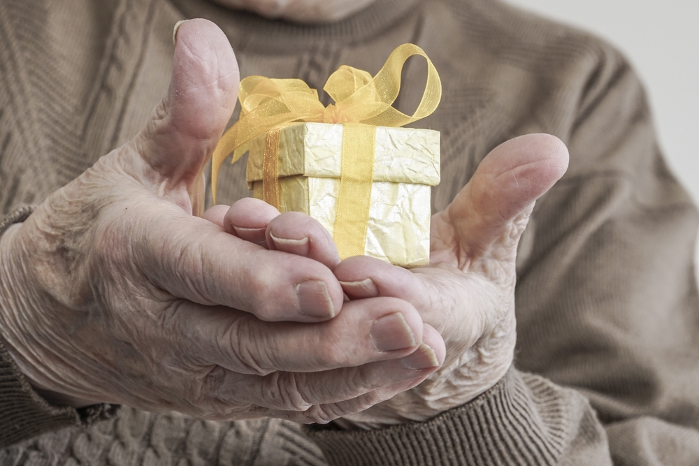 100歳の百寿祝いに人気のプレゼント10選 予算相場や喜ばれるメッセージ文例も紹介 ベストプレゼントガイド