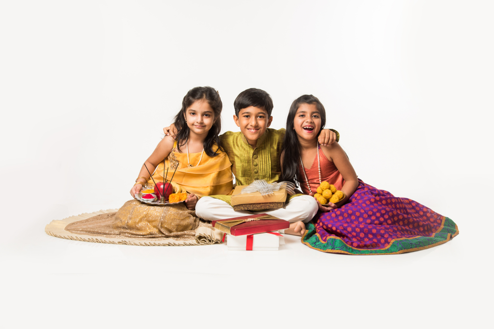 Индийские дети угощение. Индия три сестры.