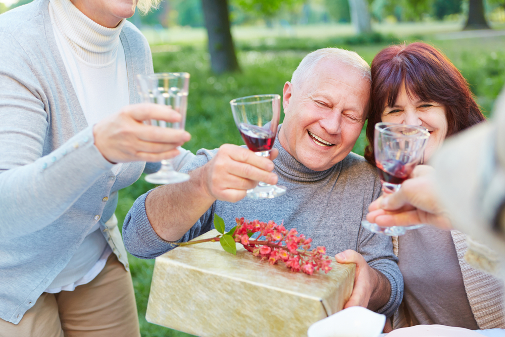 60代男性が喜ぶ人気 おすすめの誕生日プレゼント 上司や父親に喜ばれるアイテムランキングやメッセージ文例も紹介 ベストプレゼントガイド