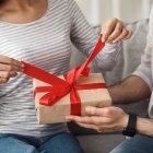 妻への誕生日プレゼント人気ランキング39選 代30代40代50代の嫁 奥さんが喜ぶおすすめギフトやサプライズアイデアも プレゼント ギフトのギフトモール