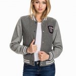 Tak hanya jadi outer semata, kehadiran jaket dengan ragam bahan dan model pun jadi fashion item yang dibutuhkan wanita. Banyak variasi jaket yang bisa disesuaikan dengan musim juga acara. Mana yang paling cocok untukmu?