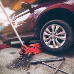 Sebelum kamu berkendara dengan mobil, kamu harus memastikan semua perlengkapan daruratnya lengkap. Dongkrak termasuk di antaranya, lho. Melalui artikel ini, BP-Guide akan memberikan rekomendasi dongkrak hidrolik yang mudah digunakan untuk kamu yang suka bepergian dengan kendaraan roda empat.
