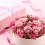 Hoa hồng là loại hoa yêu thích của rất nhiều chị em phụ nữ, hoa hồng mang vẻ đẹp vừa kiêu sa vừa quyến rũ tượng trưng cho tình yêu say đắm của lứa đôi. Đây cũng là loại hoa tạo nên nhiều cảm hứng cho các nhà thiết kế trang sức, thời trang. Hoa hồng luôn là lựa chọn ưu tiên của nhiều người trong các dịp lễ quan trọng. Ngày Phụ nữ Việt Nam đang đến rất gần, hãy cùng điểm qua 10 món quà tặng 20/10 hoa hồng nổi bật gây ấn tượng nhất (năm 2020) dưới đây để có những lựa chọn thú vị bạn nhé.