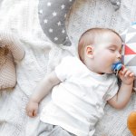 Pacifier merupakan salah satu item penting dalam perawatan bayi yang dapat memberikan efek menenangkan dan membantu mengurangi stres pada bayi. Dengan memilih pacifier yang tepat, Anda dapat memastikan kenyamanan dan keselamatan bagi si kecil saat sedang memanjakan diri dengan menghisap pacifier.