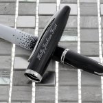 Memiliki pena dengan ukiran nama Anda sendiri tentu akan terasa spesial ketika digunakan. Kalau Anda ingin memiliki pena dengan nama Anda yang terukir di atasnya, Anda bisa pilih beberapa pena ukir nama yang BP-Guide rekomendasikan berikut!