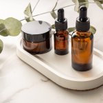 Popularitas skin care organik semakin meroket seiring dengan kesadaran masyarakat akan kesehatan kulit dengan bahan alami. Mulai dari toner, serum, hingga oil cleanser, ada banyak produk skin care organik yang tersedia di pasaran. Tertarik untuk mencobanya? Ini dia 10 rekomendasi skin care organik yang patut dilirik untuk kulit yang lebih sehat.