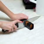 Ketika pisau mulai tumpul, maka pengasah pisau akan berperan penting dalam mengembalikan ketajamannya. Dengan memilih pengasah pisau yang sesuai dengan kebutuhanmu, maka bisa membuat momen memasak menjadi lebih menyenangkan dengan pisau yang sudah kembali tajam.