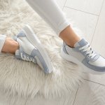 Temukan sneakers wanita terbaik yang akan memperkaya gaya Anda sekaligus memberikan kenyamanan optimal. Dengan berbagai merek dan desain yang menarik, sneakers ini adalah pilihan yang tepat untuk melengkapi tampilan kasual Anda.