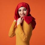 Menggunakan sweater atau jaket saat musim hujan atau cuaca dingin juga bisa dilakukan oleh para hijaber. Mau tahu rekomendasi sweater dan jaket islami yang cocok digunakan oleh hijaber serta padu padannya? Simak tips dan ulasan BP-Guide berikut!!