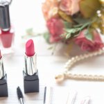 様々なメイクを試して自分のスタイルを確立し始める20代の女性にとって、顔全体の雰囲気を左右する口紅は重要なアイテムのひとつです。今回は編集部がwebアンケート調査をもとに厳選した、20代の女性に人気の口紅ブランドをランキング形式でご紹介します。より魅力的なメイクを実現できるよう、自分にぴったりの一品を見つけてください。