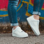 Sneakers putih bisa jadi andalan untuk berbagai macam gaya. Jika kamu ingin memiliki koleksi sepatu putih yang cocok dikenakan dalam berbagai gaya, kamu bisa cek tips merawat sepatu putih dan rekomendasi sneakers putih keren pilihan BP-Guide berikut!