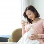 Vitamin khusus untuk ibu hamil trimester 1 menjadi penting untuk menjaga kesehatan ibu dan memenuhi kebutuhan nutrisi yang kritis pada periode ini. Dengan memilih vitamin yang tepat, Anda dapat memberikan dukungan yang optimal bagi kesehatan Anda dan pertumbuhan janin yang sehat.