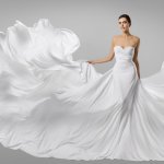 Para pesohor dunia memang selalu memikat dengan apa yang mereka kenakan. Ketika menghadiri perhelatan akbar, tampilan busana dan riasannya selalu menjadi pusat perhatian. Cek yuk aneka dress mahal yang dikenakan para pesohor tersebut!