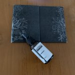 Rambut kering adalah salah satu masalah rambut yang lazim dialami sebagian orang. Bagi Anda yang mengalaminya, pastikan untuk segera mengatasinya agar tidak menimbulkan masalah lain. Salah satu cara mengatasinya adalah dengan menggunakan serum rambut kering yang mampu menutrisi dan mengunci kelembapan rambut. Berikut adalah 10 rekomendasi serum rambut kering yang patut Anda pilih.