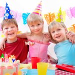 Bagi Anda yang memiliki keponakan atau buah hati berusia 6 tahun, biasanya si kecil sudah siap duduk di bangku sekolah. Siap bersekolah berarti si kecil dianggap punya kapasitas intelektual dan kreativitas yang memadai. Karena itu hadiah untuk ulang tahun si kecil yang ke-6 pun harusnya menunjang proses pembelajaran dan bersifat mendidik. Ingin tahu hadiah seperti apa yang unik dan menarik? Simak saja artikel berikut ini