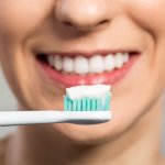 Memiliki gigi berlubang bisa menjadi masalah kesehatan gigi yang mengganggu dan menyakitkan. Oleh karena itu, pemilihan pasta gigi yang tepat sangat penting untuk merawat dan mengatasi masalah ini. Dalam artikel ini, BP-Guide akan merekomendasikan beberapa pasta gigi terbaik yang dirancang khusus untuk gigi berlubang, serta mengandung bahan-bahan yang efektif dalam merawat dan melindungi gigi Anda.