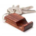 Kayu masih menjadi komoditas utama di Indonesia. Pemanfaatan kayu untuk berbagai kerajinan salah satunya adalah gantungan kunci. Gantungan kunci dari kayu yang memiliki model unik bisa Anda pilih sebagai oleh-oleh dan suvenir untuk orang terdekat lho. Yuk, simak langsung!