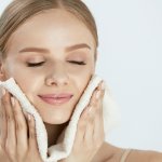 Untuk membersihkan wajah, kamu butuh handuk wajah yang tepat. Bukan sekadar bisa mengeringkan wajah saja, tapi sebaiknya handuk juga bisa membuat kulit kamu jadi lebih terawat dan terlindungi dari bakteri. Yuk, cek rekomendasi handuk wajah dari kami.