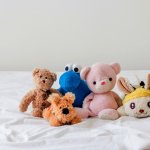 ぬいぐるみは、出産祝いに人気のあるプレゼントです。なぜ、人気があるのでしょうか？実は、ぬいぐるみが出産祝いのプレゼントとして選ばれているしっかりとした理由があります。今回は、出産祝いに贈るぬいぐるみの人気ブランドランキングから、失敗しない選び方や相場、予算まで徹底分析しました。特に赤ちゃんの出産時の体重と同じ重さで作られた「ウェイトドール」や、名前や誕生日の刺繍が入った特別仕様のものは、出産の記念になるためお祝いにぴったりのプレゼントと人気を集めています。是非参考にしてください