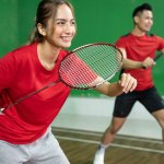 Anda yang berdedikasi pada olahraga badminton tentu mengerti betapa pentingnya kenyamanan dan performa saat bermain. Salah satu faktor krusial yang dapat membantu Anda mencapai potensi terbaik adalah memilih jersey badminton yang tepat. Dalam panduan ini, kami akan memberikan rekomendasi jersey terbaik yang tidak hanya mengoptimalkan kinerja Anda di lapangan, tetapi juga memberikan kenyamanan tanpa kompromi.