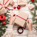 Chắc hẳn việc tự làm một món quà Noel tặng người yêu sẽ rất ý nghĩa đấy. Bạn hãy thử sáng tạo một món quà của riêng mình, biết đâu người ấy sẽ vô cùng bất ngờ và cảm động? Danh sách gợi ý dưới đây sẽ giúp bạn chọn được món quà Noel handmade thích hợp.