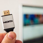 Dibandingkan kabel versi analog, kabel HDMI terbilang memiliki banyak keunggulan. Salah satunya dapat menghasilkan tampilan antarmuka yang berkualitas dan kecepatan transfer data yang tinggi. Yup, kabel HDMI memang bisa mengirim atau memproyeksikan data ke perangkat lain.