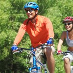 Anda pasti ingin menjaga keamanan pribadi saat bersepeda, bukan? Helm sepeda terbaik adalah investasi penting untuk melindungi kepala Anda selama perjalanan.