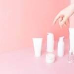 Setiap wanita membutuhkan yang namanya perawatan kulit. Agar hasil yang didapatkan lebih maksimal, jangan lewatkan memakai skincare di malam hari. Rangkaian skincare malam berbeda dengan pagi hari. Jangan lupa cara pakaianya juga harus berurutan supaya hasilnya maksimal. Simak urutannya dan juga rekomendasi produk terbaiknya dari BP-Guide!