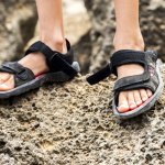 Sandal outdoor adalah salah satu jenis alas kaki yang cocok dikenakan untuk beragam aktivitas terutama aktivitas diluar ruangan. Ketahui tips memilih sandal outdoor yang tepat plus rekomendasi sandal keren dari BP-Guide berikut ini!