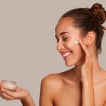 Usia boleh jadi tak lagi muda, namun perawatan kulit harus tetap dilakukan untuk bikin wajah tetap awet muda. Anda bisa coba face emulsion rekomendasi dari kami berikut ini ya!