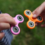 Fidget spinner, mainan yang satu ini sedang digandrungi dimana-mana dan dapat ditemui dengan mudah dipasaran. Namun, jika Anda mau berkreasi, Anda bisa lho membuat spinner dari bahan sederhana dengan mengikuti cara berikut ini!