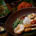 Pencinta makanan tentu juga tidak asing dengan makanan khas Bali. Bukan cuma satu, makanan asli dari pulau dewata ini juga banyak macamnya dengan rasa yang lezat. Yuk, kita telusuri aneka makanan khas Bali yang harus dicicipi.