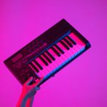 Musik telah menjadi salah satu elemen penting dalam kehidupan. Dijadikan sebagai sarana penghiburan, kini banyak orang yang mulai mendalami musik dan belajar memproduksi musik. Tak perlu banyak alat musik, kamu bisa melakukannya dengan satu alat praktis, yaitu MIDI keyboard. Tertarik untuk membeli? Yuk, simak rekomendasi MIDI keyboard berikut!