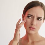 Komedo bisa kok dihilangkan dengan sabun muka pembersih komedo. Supaya komedo tak balik lagi, kenali penyebab dan gejalanya, ya. Selanjutnya cek juga rekomendasi sabun dari kami!