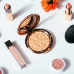 Peralatan makeup adalah item wajib bagi wanita masa kini yang ingin tampil menarik. Jika Anda tak sayang uang atau jika berprofesi sebagai makeup artist yang ingin riasan sempurna dan tahan lama, tak ada salahnya jika Anda coba melirik deretan alat makeup mahal pilihan BP-Guide berikut ini!