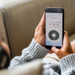 Mendengarkan musik makin dimudahkan dengan aplikasi musik yang memberikan berbagai fasilitas. Sebelum memilih aplikasi mana yang ingin kamu download, cari tahu dulu yuk kemudahan apa saja yang akan kamu dapatkan. BP-Guide punya rekomendasi aplikasi musik yang bisa jadi pilihan kamu. Dapatkan fasilitas yang bisa memudahkan mendengarkan musik dan kenyamanan yang akan kamu dapatkan. 