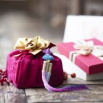 Imlek sudah dekat, sudahkah Anda menyiapkan hadiah untuk orang tercinta? Tidak perlu bingung, BP-Guide akan memberikan rekomendasi berbagai hadiah imlek untuk Anda berikan kepada keluarga dan kerabat. Yuk, simak apa saja!