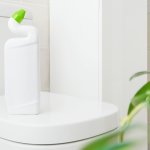 Dalam artikel ini, kami akan memberikan rekomendasi mengenai pembersih toilet paling ampuh yang akan membantu Anda menjaga kebersihan dan kehigienisan kamar mandi. Kami akan mengulas produk-produk terbaik yang efektif mengatasi noda dan kuman pada toilet, membuatnya bersih dan segar.