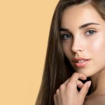 Anda pasti ingin tampil dengan kilau alami yang tetap keren, bukan? Lip gloss bening clear adalah pilihan sempurna untuk memberikan efek glossy yang memikat pada bibir Anda.