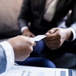 大人の品格が漂う名刺入れは、社会人男性を「できる男」に見せてくれます。今回は、取引先での名刺交換にも自信が持てる名刺入れを、編集部が行ったwebアンケートの調査を元にランキング形式でご紹介します。特に30代男性に人気のブランドを厳選しているため、どんなブランドから名刺入れを選ぶか迷っている人はぜひ参考にしてください。