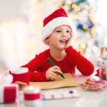 今回は、ベストプレゼント編集部がwebアンケート調査などをもとに選び抜いた、クリスマスプレゼントとして人気の文房具を紹介します。子供の性別によってよく選ばれているものは異なるので、男の子向けと女の子向けに分けてランキング形式でまとめました。最後までチェックして、贈った後も気に入って長く使ってもらえるようなアイテムを選びましょう。