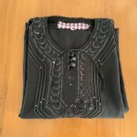 Penampilan wanita-wanita di Arab memang selalu tertutup, sopan, dan elegan. Mereka terkenal akan abaya hitam yang kini juga banyak ditemukan di Indonesia. Namun, tahukah kamu bahwa ada beragam jenis pakaian khas wanita Arab yang bisa kamu beli di Indonesia. Tertarik? Simak saja artikel ini sampai habis, ya!