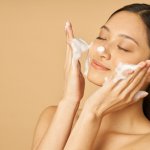 10 Facial Wash untuk Kulit Kombinasi Terbaik, Ditinjau Dokter Ahli Agar Anda Bisa Memilih yang Terbaik! (2024)